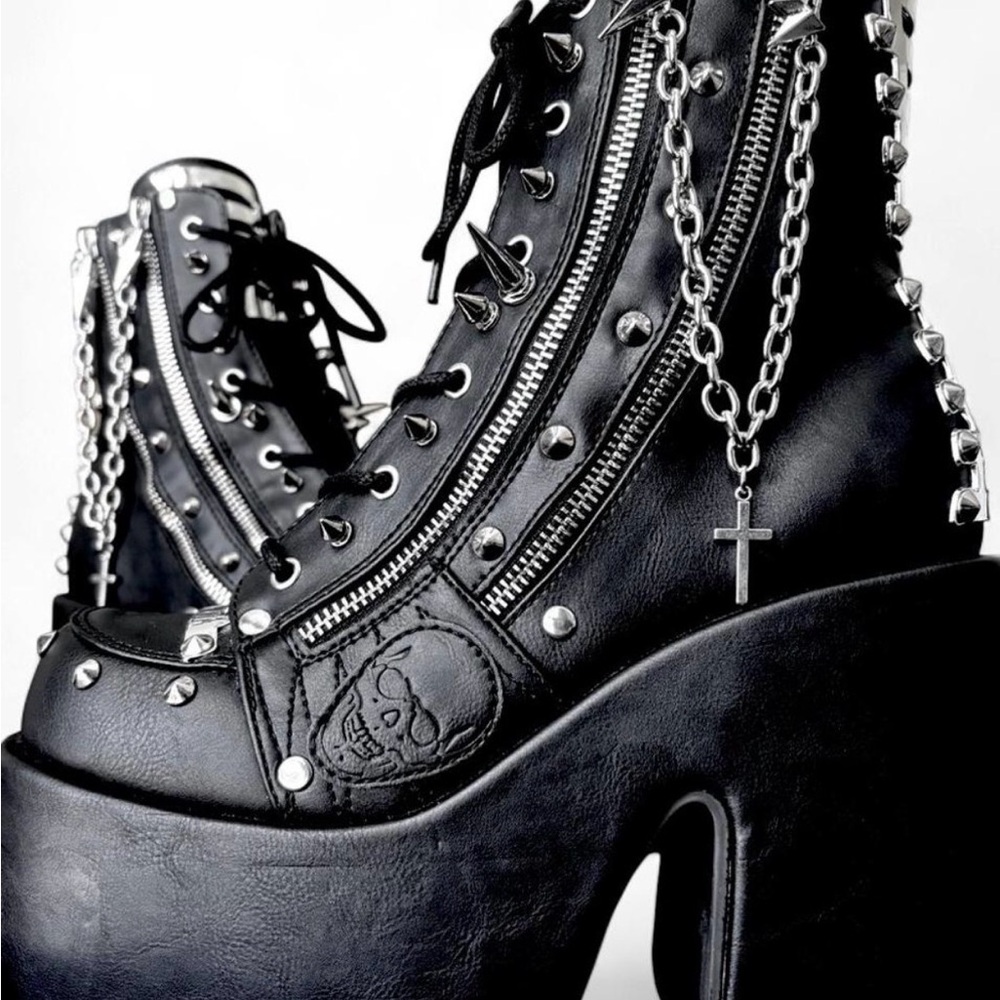 CUSTOM Demonia
Camel 208 Platform Boots
Size Women's 9 - Picture 5 of 7